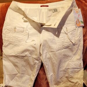 Capris for women size 9.  New with tag...white unionbay
